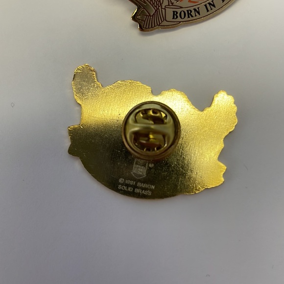 TWO HARLEY DAVIDSON GOLD PINS - Picture 5 of 5